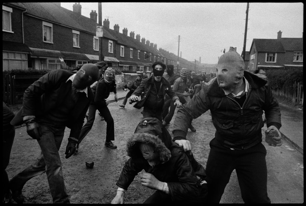 Belfast, 7 mai 1981. Émeutes dans les quartiers catholiques. © Yan Morvan