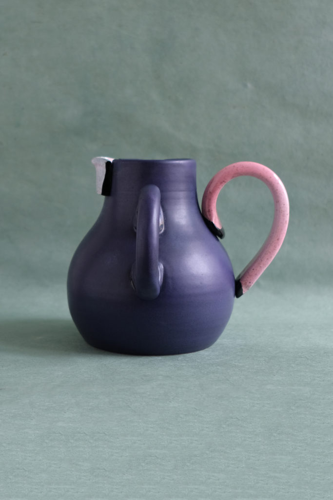 Simone Schiefer, 2020 / carafe en céramique, epoxy, lacque urushi