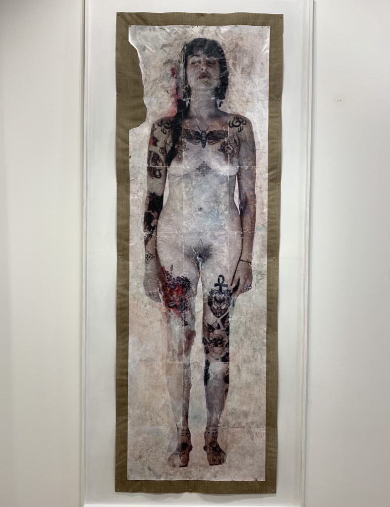 Jonathan Hindson, Skins 4, transfert de photo, acrylique sur papier altéré marouflé sur toile, 69 x 204 cm