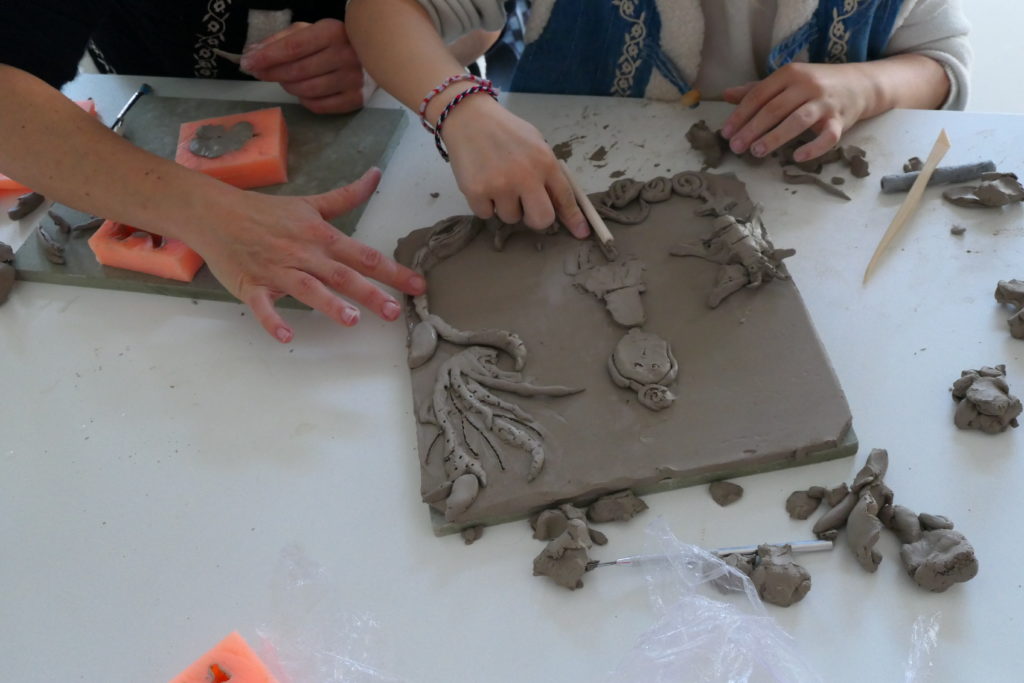 Atelier « Argile et bas-relief : Terriens·nes de demain » avec l’artiste Morgane Jouvencel